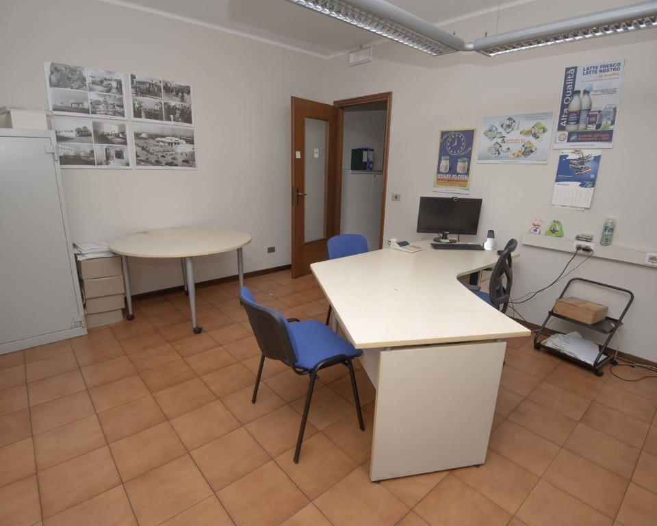 Immagine panoramica di Office furniture + materials